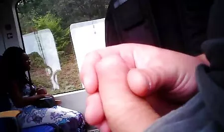 Giovane petite bionda fa Spogliarello e gioca video hard in streaming con i giocattoli