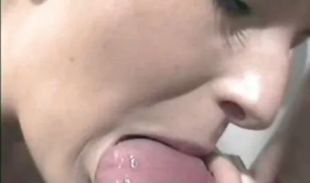 Cute Asian babe ha un bel video hard in streaming cazzo per la deglutizione