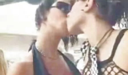 Ladyboy in calze a rete infila una bottiglia di birra film porno italiano streaming nel culo e si masturba il cazzo