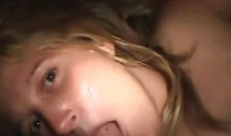 Spogliarelliste armate video porno italiani in streaming con grandi tette fanno un'orgia con patroni sotto tiro