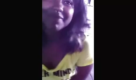 Bella adolescente utilizza streaming film hard un dildo nero su se stessa