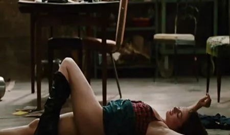 Shedall dito scopa il suo culo film porno in streaming durante la masturbazione rigida