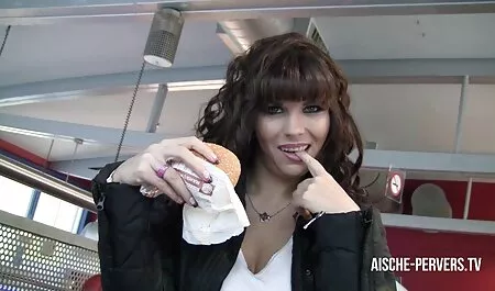 Moglie matura sculacciata e sborrata video hard in streaming in faccia davanti al marito