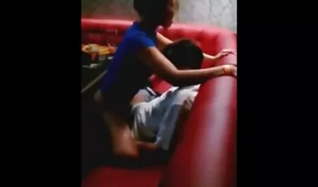 Carino shemale fare video porno gratis in streaming un pompino mozzafiato